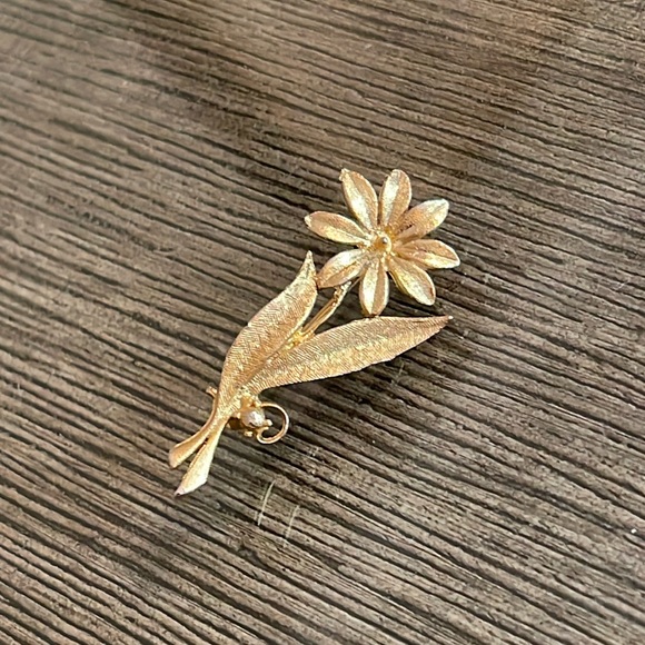 Vintage Textured Daisy Pin - Picture 2 of 14
